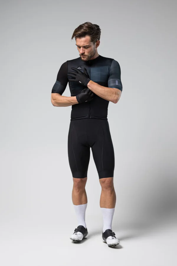 🌟 ¡La nueva evolución de guantes para tus aventuras Off-Road! 🌲🚴‍♂️ Diseñados para proteger tus manos, mantenerlas frescas y darte un control total sobre el manillar. Su tejido jacquard mesh 4-Way Stretch ofrece elasticidad y durabilidad, mientras que la palma perforada garantiza un excelente control de humedad. Con puño de neopreno transpirable y compatibilidad táctil, son el complemento ideal para rutas en clima cálido o templado. 💨👌
