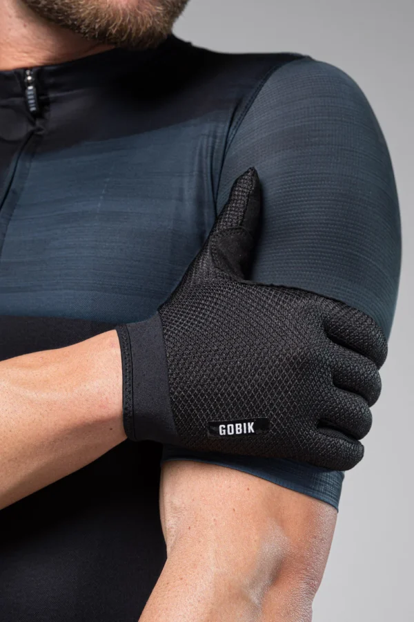🌟 ¡La nueva evolución de guantes para tus aventuras Off-Road! 🌲🚴‍♂️ Diseñados para proteger tus manos, mantenerlas frescas y darte un control total sobre el manillar. Su tejido jacquard mesh 4-Way Stretch ofrece elasticidad y durabilidad, mientras que la palma perforada garantiza un excelente control de humedad. Con puño de neopreno transpirable y compatibilidad táctil, son el complemento ideal para rutas en clima cálido o templado. 💨👌