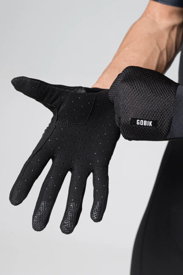 🌟 ¡La nueva evolución de guantes para tus aventuras Off-Road! 🌲🚴‍♂️ Diseñados para proteger tus manos, mantenerlas frescas y darte un control total sobre el manillar. Su tejido jacquard mesh 4-Way Stretch ofrece elasticidad y durabilidad, mientras que la palma perforada garantiza un excelente control de humedad. Con puño de neopreno transpirable y compatibilidad táctil, son el complemento ideal para rutas en clima cálido o templado. 💨👌