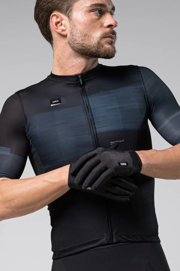 🌟 ¡La nueva evolución de guantes para tus aventuras Off-Road! 🌲🚴‍♂️ Diseñados para proteger tus manos, mantenerlas frescas y darte un control total sobre el manillar. Su tejido jacquard mesh 4-Way Stretch ofrece elasticidad y durabilidad, mientras que la palma perforada garantiza un excelente control de humedad. Con puño de neopreno transpirable y compatibilidad táctil, son el complemento ideal para rutas en clima cálido o templado. 💨👌