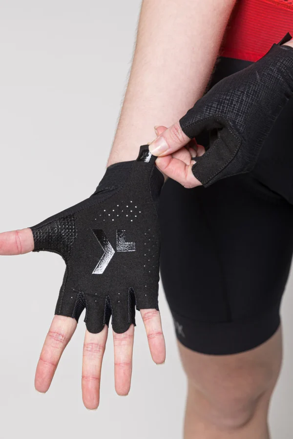 Guantes ligeros y aerodinámicos, con tejido bielástico, inserciones de silicona para mayor agarre y protección contra los rayos UV, ideales para ciclismo en temperaturas cálidas.