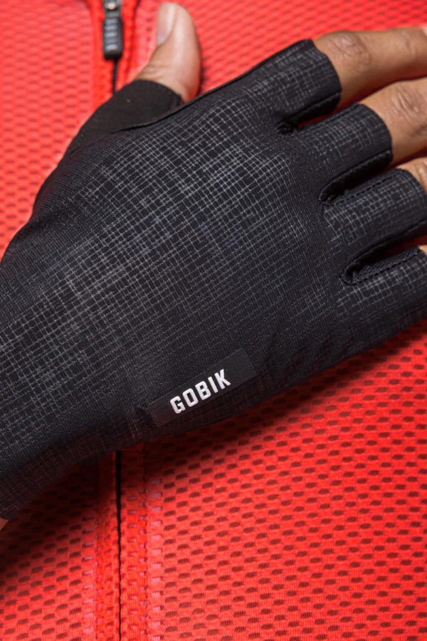 Guantes ligeros y aerodinámicos, con tejido bielástico, inserciones de silicona para mayor agarre y protección contra los rayos UV, ideales para ciclismo en temperaturas cálidas.entrenamientos y competiciones en carretera o gravel ligero. Su Guantes ligeros y aerodinámicos, con tejido bielástico, inserciones de silicona para mayor agarre y protección contra los rayos UV, ideales para ciclismo en temperaturas cálidas.
