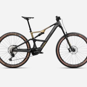 Encuentra el flow en cada salida. Rise SL ofrece 140 mm de amortiguación eficiente y una geometría ideada para los senderos rápidos donde divertirte. Nuestra batería 630Wh viene de serie, pero puedes optar de forma opcional a la de 420Wh. El motor Shimano EP lleva nuestro último Rs GEN2 MC firmware que permite la forma más natural de pedalear.
