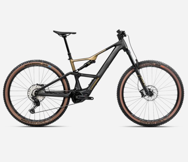 Encuentra el flow en cada salida. Rise SL ofrece 140 mm de amortiguación eficiente y una geometría ideada para los senderos rápidos donde divertirte. Nuestra batería 630Wh viene de serie, pero puedes optar de forma opcional a la de 420Wh. El motor Shimano EP lleva nuestro último Rs GEN2 MC firmware que permite la forma más natural de pedalear.