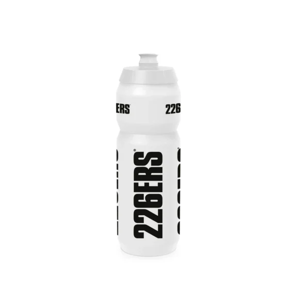Mantén tu hidratación al máximo con el bidón 226ERS negro de 750ml. Fabricado con materiales de alta calidad, este bidón es ideal para deportistas que buscan comodidad y funcionalidad en sus entrenamientos. Su tirador de boquilla permite un fácil acceso al agua a través de una gran abertura, mientras que su diseño certificado para la calidad alimentaria asegura que no haya sabores ni olores indeseados. Además, es fácil de limpiar, lo que lo convierte en el accesorio perfecto para cualquier ciclista o deportista. Disponible también en 550ml.