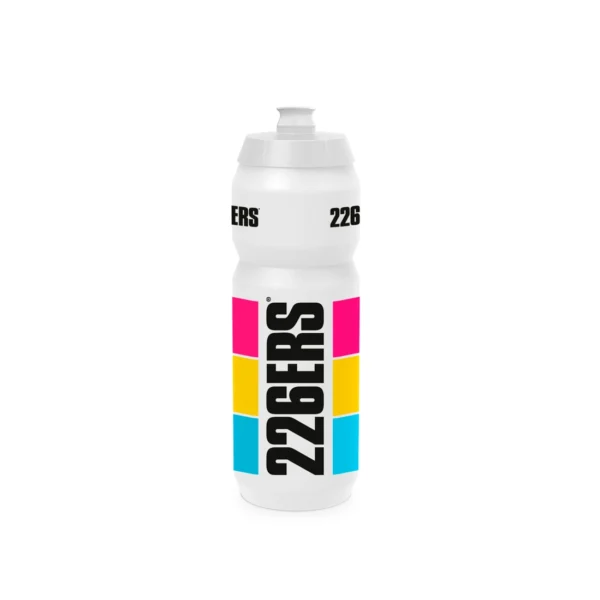 Mantén tu hidratación al máximo con el bidón 226ERS negro de 750ml. Fabricado con materiales de alta calidad, este bidón es ideal para deportistas que buscan comodidad y funcionalidad en sus entrenamientos. Su tirador de boquilla permite un fácil acceso al agua a través de una gran abertura, mientras que su diseño certificado para la calidad alimentaria asegura que no haya sabores ni olores indeseados. Además, es fácil de limpiar, lo que lo convierte en el accesorio perfecto para cualquier ciclista o deportista. Disponible también en 550ml.