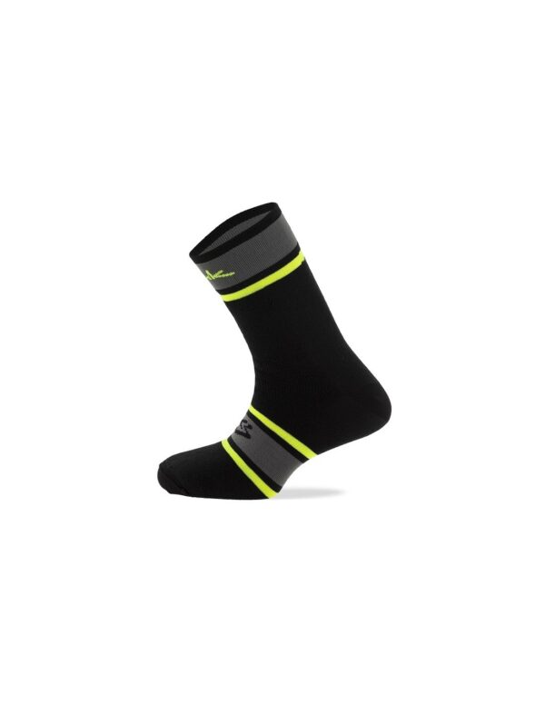 Disfruta de tus entrenamientos o paseos en invierno con los Calcetines Spiuk XP Largo Winter. Diseñados con construcción Seamless, estos calcetines ofrecen una comodidad excepcional sin costuras incómodas. Su patrón ceñido de caña alta garantiza un ajuste perfecto que cubre más área de la pierna, evitando arrugas molestas. Además, cuentan con zonas de refuerzo de diferentes densidades para mejorar la transmisión de fuerza en el pedaleo y mantener la temperatura ideal, incluso en climas fríos.