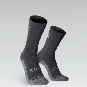 Calcetines que combinan hilos sintéticos Resistex® biocerámicos que proporciona retención del calor, control de humedad y olores, junto con fibras naturales de lana merino que ofrecen propiedades superiores de aislamiento. Estructura de rizo en las zonas más expuestas para mayor aislamiento térmico. Área plantar y puntera en hilo biocerámico de Resistex®. Empeine transpirable para facilitar la evacuación de humedad residual. Caña alta de 18 cm con mayor cobertura térmica.