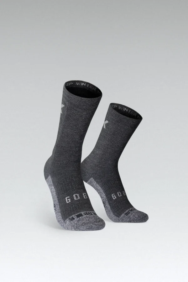 Calcetines que combinan hilos sintéticos Resistex® biocerámicos que proporciona retención del calor, control de humedad y olores, junto con fibras naturales de lana merino que ofrecen propiedades superiores de aislamiento. Estructura de rizo en las zonas más expuestas para mayor aislamiento térmico. Área plantar y puntera en hilo biocerámico de Resistex®. Empeine transpirable para facilitar la evacuación de humedad residual. Caña alta de 18 cm con mayor cobertura térmica.