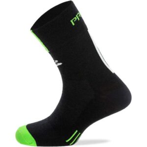 La gama de altas prestaciones Spiuk PROFIT COLD&RAIN es perfecta para épocas de clima fresco e inestable, logrando un perfecto balance entre transpirabilidad y protección frente a frío y lluvia. Para ello, los calcetines PROFIT COLD&RAIN recurren a las propiedades de la lana Merino. Esta fibra 100% natural es capaz de enfrentarse a lluvias débiles o niebla sin llegar a absorber el agua. Además, es capaz de mantener sus propiedades de mantenimiento térmico aun estando húmeda o mojada. Todo ello ofreciendo una excelente transpirabilidad y retrasando la aparición de olores.