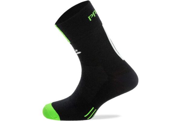 La gama de altas prestaciones Spiuk PROFIT COLD&RAIN es perfecta para épocas de clima fresco e inestable, logrando un perfecto balance entre transpirabilidad y protección frente a frío y lluvia. Para ello, los calcetines PROFIT COLD&RAIN recurren a las propiedades de la lana Merino. Esta fibra 100% natural es capaz de enfrentarse a lluvias débiles o niebla sin llegar a absorber el agua. Además, es capaz de mantener sus propiedades de mantenimiento térmico aun estando húmeda o mojada. Todo ello ofreciendo una excelente transpirabilidad y retrasando la aparición de olores.