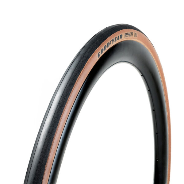 "Cubierta Eagle Sport plegable, diseñada para ciclismo en carretera con gran agarre, durabilidad y rendimiento en todo tipo de condiciones."