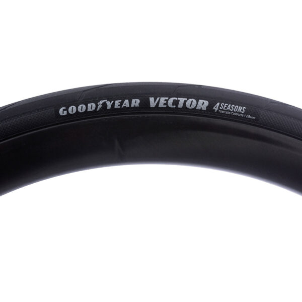 "Cubierta Goodyear Vector 4Seasons Tubeless Complete™ para carretera, con tecnología avanzada para retención de presión, rendimiento todo el año y compatibilidad con llantas Tubeless y ‘Hookless’."