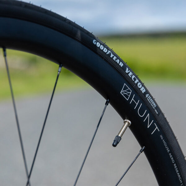 "Cubierta Goodyear Vector 4Seasons Tubeless Complete™ para carretera, con tecnología avanzada para retención de presión, rendimiento todo el año y compatibilidad con llantas Tubeless y ‘Hookless’."