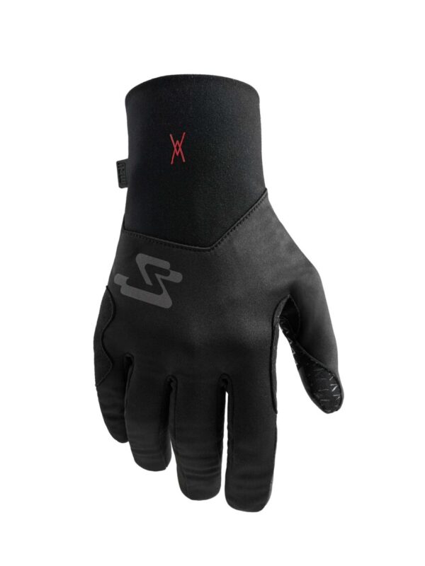 Guante ligero y muy ceñido, perfecto para cortar el viento sin generar un exceso de calor. 🌬️✨ Con membrana bielástica M2V® en el dorso, proporciona gran movilidad y un excelente tacto para un control preciso. Los refuerzos antiabrasivos están estratégicamente ubicados para mayor durabilidad. 🛡️ La silicona antideslizante en la palma asegura un agarre firme, y la tecnología touchscreen en el índice y pulgar permite usar dispositivos sin quitarte los guantes. 📱💪