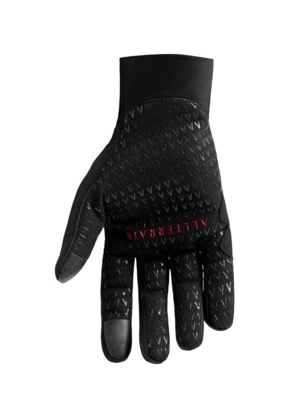 Guante ligero y muy ceñido, perfecto para cortar el viento sin generar un exceso de calor. 🌬️✨ Con membrana bielástica M2V® en el dorso, proporciona gran movilidad y un excelente tacto para un control preciso. Los refuerzos antiabrasivos están estratégicamente ubicados para mayor durabilidad. 🛡️ La silicona antideslizante en la palma asegura un agarre firme, y la tecnología touchscreen en el índice y pulgar permite usar dispositivos sin quitarte los guantes. 📱💪