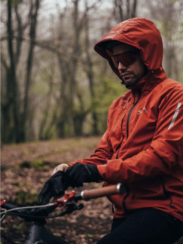 Guante ligero y muy ceñido, perfecto para cortar el viento sin generar un exceso de calor. 🌬️✨ Con membrana bielástica M2V® en el dorso, proporciona gran movilidad y un excelente tacto para un control preciso. Los refuerzos antiabrasivos están estratégicamente ubicados para mayor durabilidad. 🛡️ La silicona antideslizante en la palma asegura un agarre firme, y la tecnología touchscreen en el índice y pulgar permite usar dispositivos sin quitarte los guantes. 📱💪