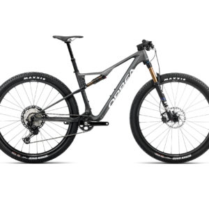 cuadro de carbono OMR de última generación y sus componentes de alta gama, como la horquilla Fox 34 Float SC Factory y el cambio Shimano XTR, garantizan un rendimiento excepcional en cualquier terreno. Con un sistema de suspensión avanzado, ruedas Oquo MP30TEAM y bloqueo remoto OC Squidlock, esta bicicleta combina ligereza, control y precisión. Ideal para cross-country y senderos técnicos, su diseño moderno y la atención al detalle aseguran una experiencia de conducción insuperable.