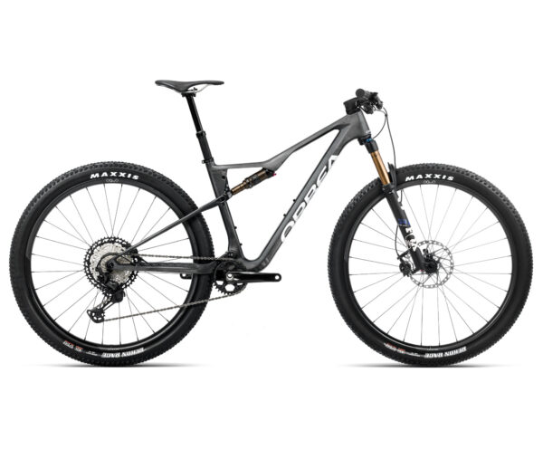 cuadro de carbono OMR de última generación y sus componentes de alta gama, como la horquilla Fox 34 Float SC Factory y el cambio Shimano XTR, garantizan un rendimiento excepcional en cualquier terreno. Con un sistema de suspensión avanzado, ruedas Oquo MP30TEAM y bloqueo remoto OC Squidlock, esta bicicleta combina ligereza, control y precisión. Ideal para cross-country y senderos técnicos, su diseño moderno y la atención al detalle aseguran una experiencia de conducción insuperable.