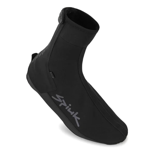 El Cubrezapatillas Spiuk Top Ten Membrana está diseñado para ciclistas que buscan una protección completa durante el invierno frente a las inclemencias del tiempo. ❄️ Cuenta con una excelente protección WindProof y actúa como barrera eficaz contra lluvias moderadas 🌧️. Su forro interno ErgodryWarm mantiene una temperatura ideal en todo momento, incluso en los días más fríos. 🔥