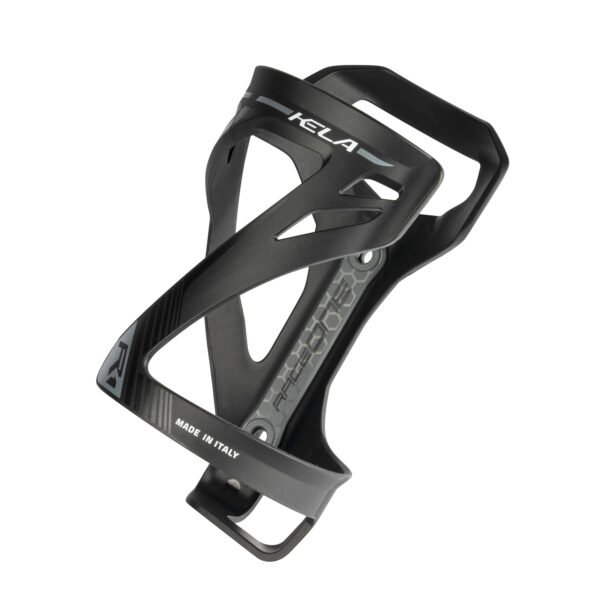 El Raceone Kela es un portabidón de alto rendimiento diseñado para ciclistas exigentes 🚴‍♂️. Con un diseño ligero y resistente, garantiza un agarre seguro para tus botellas de 74 mm de diámetro 🍼, incluso en los terrenos más desafiantes. Ideal para bicicletas de carretera, MTB, gravel y ciudad, este portabidón está fabricado con materiales de alta calidad que aseguran durabilidad sin añadir peso innecesario 💪. Su acabado mate aporta un toque elegante y moderno a tu bicicleta 🚲. Perfecto para ciclistas que buscan rendimiento y estilo en cada ruta 🌟.