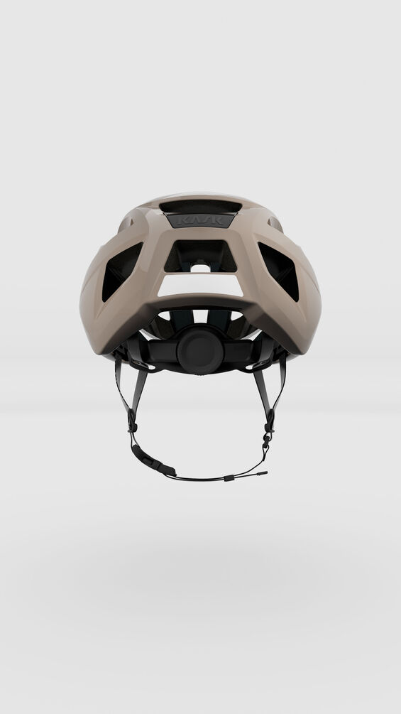 "Casco Kask Sintesi en color negro, con diseño aerodinámico, 18 ventilaciones, sistema de ajuste Octo Fit y tecnología MIT para mayor seguridad."