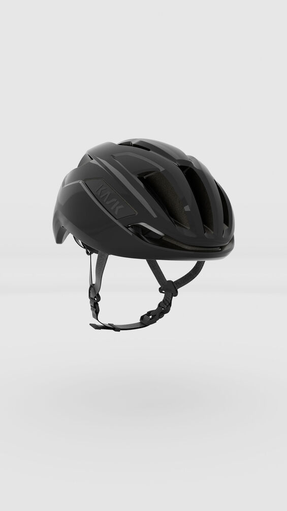 "Casco Kask Sintesi en color negro, con diseño aerodinámico, 18 ventilaciones, sistema de ajuste Octo Fit y tecnología MIT para mayor seguridad."