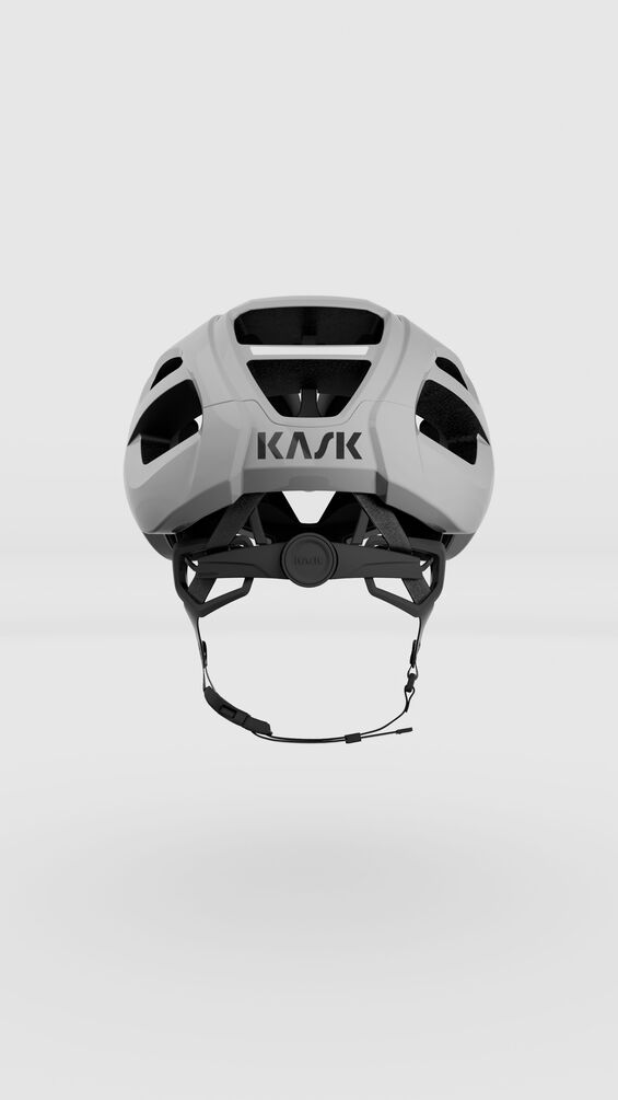 "Casco Kask Sintesi en color negro, con diseño aerodinámico, 18 ventilaciones, sistema de ajuste Octo Fit y tecnología MIT para mayor seguridad."