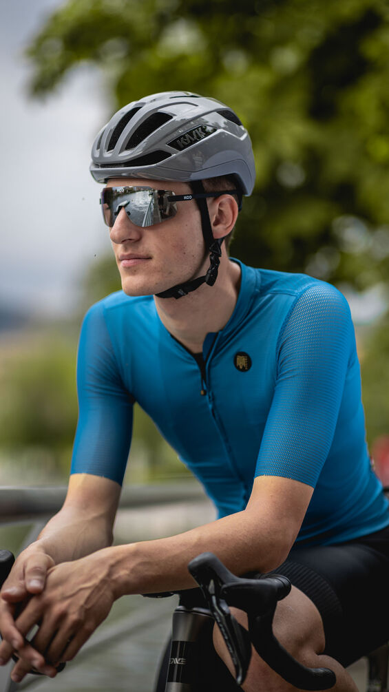 "Casco Kask Sintesi en color negro, con diseño aerodinámico, 18 ventilaciones, sistema de ajuste Octo Fit y tecnología MIT para mayor seguridad."