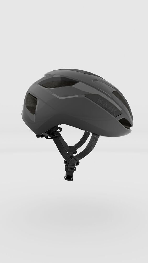 "Casco Kask Sintesi en color negro, con diseño aerodinámico, 18 ventilaciones, sistema de ajuste Octo Fit y tecnología MIT para mayor seguridad."