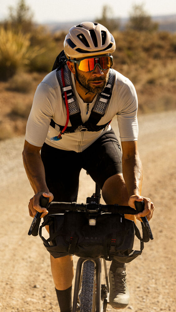 "Casco Kask Sintesi en color negro, con diseño aerodinámico, 18 ventilaciones, sistema de ajuste Octo Fit y tecnología MIT para mayor seguridad."