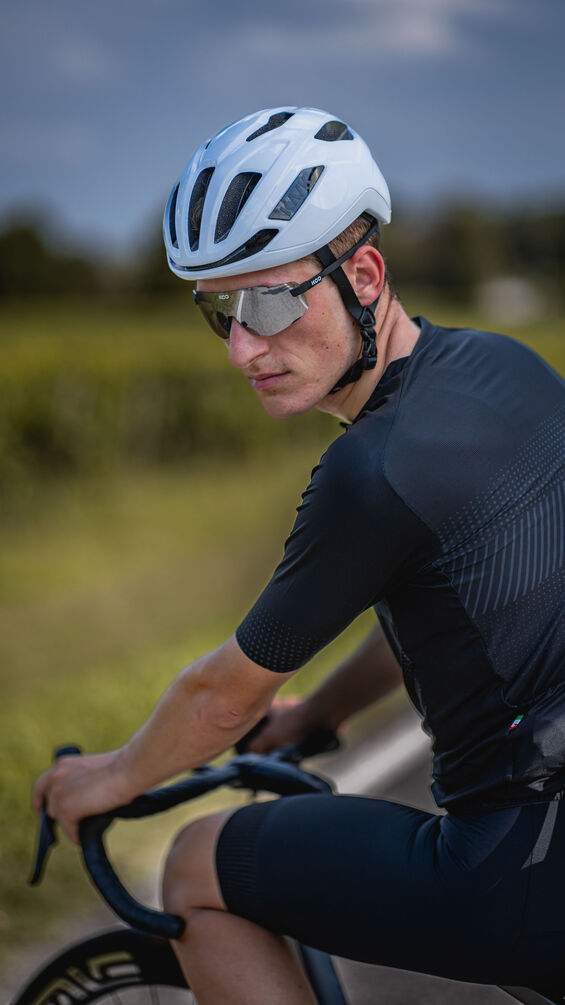 "Casco Kask Sintesi en color negro, con diseño aerodinámico, 18 ventilaciones, sistema de ajuste Octo Fit y tecnología MIT para mayor seguridad."