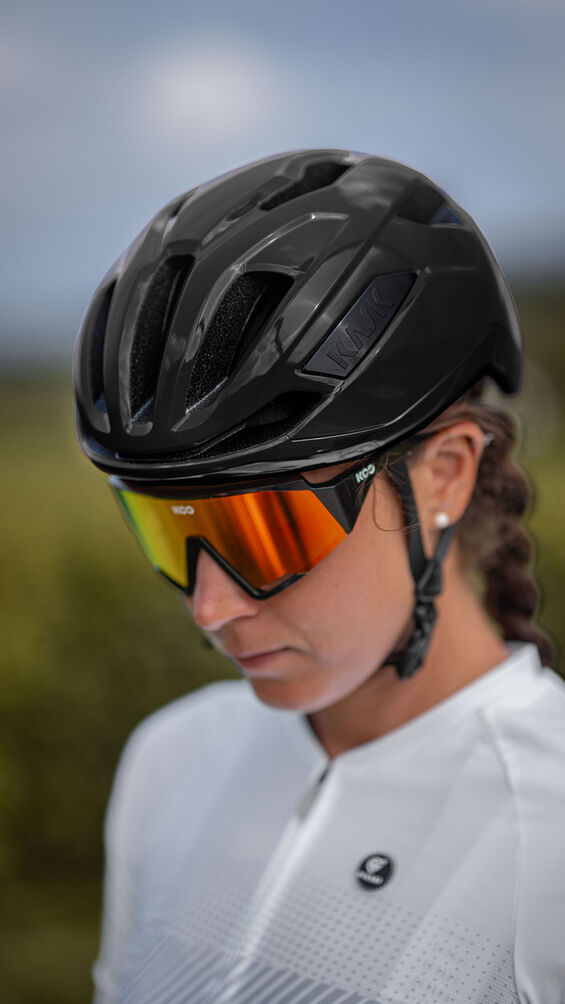 "Casco Kask Sintesi en color negro, con diseño aerodinámico, 18 ventilaciones, sistema de ajuste Octo Fit y tecnología MIT para mayor seguridad."