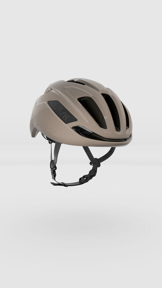 "Casco Kask Sintesi en color negro, con diseño aerodinámico, 18 ventilaciones, sistema de ajuste Octo Fit y tecnología MIT para mayor seguridad."
