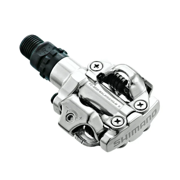 "Pedales Shimano PD-M520 SPD en color plata, diseño compacto y ligero, compatibles con sistemas SPD, ideales para MTB y cicloturismo, con excelente evacuación de barro."