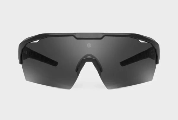 Las gafas Siroko K4XS son el accesorio ideal para tus aventuras al aire libre. Con una montura ultraligera y flexible, estas gafas ofrecen un ajuste perfecto y un diseño moderno, ideal para ciclistas, corredores y deportistas de cualquier disciplina.