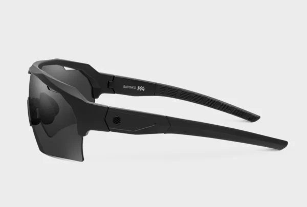 Las gafas Siroko K4XS son el accesorio ideal para tus aventuras al aire libre. Con una montura ultraligera y flexible, estas gafas ofrecen un ajuste perfecto y un diseño moderno, ideal para ciclistas, corredores y deportistas de cualquier disciplina.