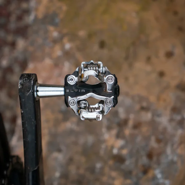 "Pedales MTB automáticos Eltin compatibles con SPD, diseño resistente y funcional, ideales para ciclismo de montaña, incluyen calas."