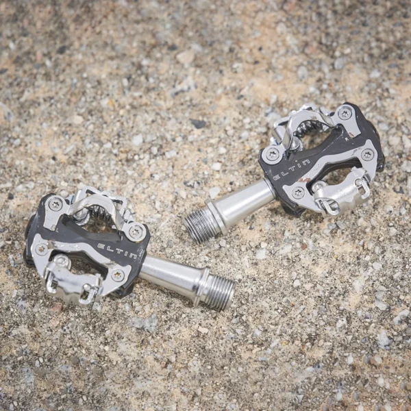 "Pedales MTB automáticos Eltin compatibles con SPD, diseño resistente y funcional, ideales para ciclismo de montaña, incluyen calas."
