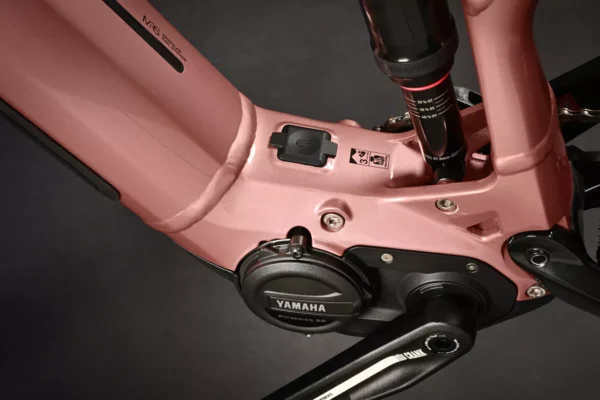 Imagen de la Bicicleta Eléctrica Haibike AllTrail 7, un modelo de MTB con motor Yamaha PW-S2, suspensión RockShox Psylo Gold RC de 140 mm y ruedas de 29 pulgadas delante y 27.5 pulgadas detrás.