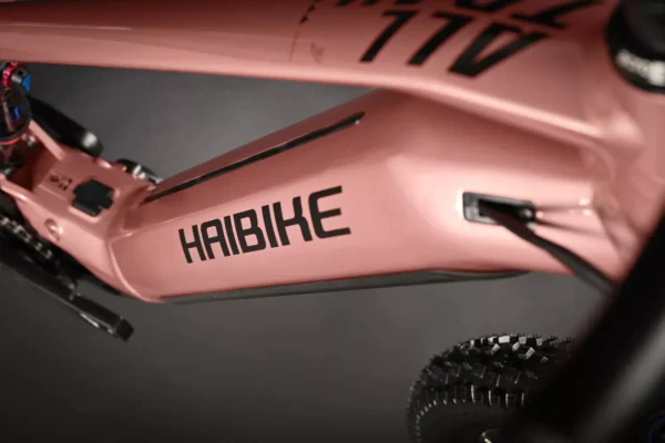 Imagen de la Bicicleta Eléctrica Haibike AllTrail 7, un modelo de MTB con motor Yamaha PW-S2, suspensión RockShox Psylo Gold RC de 140 mm y ruedas de 29 pulgadas delante y 27.5 pulgadas detrás.