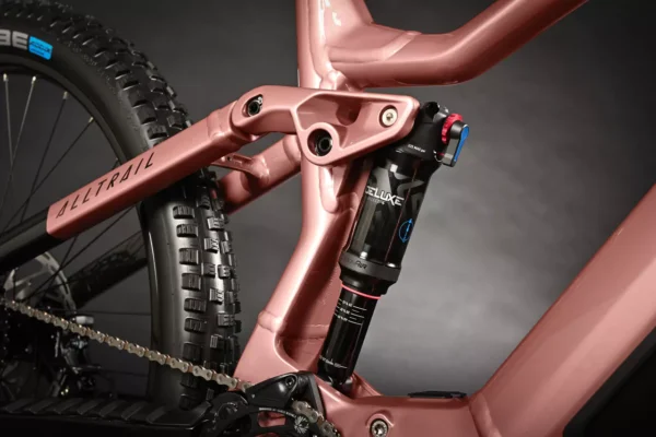 Imagen de la Bicicleta Eléctrica Haibike AllTrail 7, un modelo de MTB con motor Yamaha PW-S2, suspensión RockShox Psylo Gold RC de 140 mm y ruedas de 29 pulgadas delante y 27.5 pulgadas detrás.