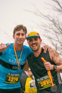 Iván Garbayo con la equipación de Bikes Moncayo y una medalla tras finalizar la XVII Carrera del Ebro 2025, acompañado por otro corredor que muestra su medalla con orgullo.