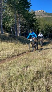 "Team Bikes Moncayo participando en la VI BTT Sendas de Isasa 2025, atravesando sendas técnicas y desafiantes del recorrido, con paisajes espectaculares en La Rioja."