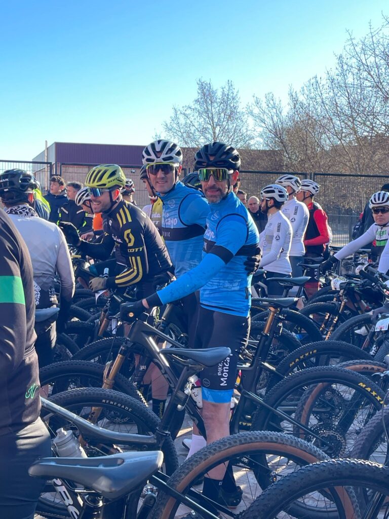 "Team Bikes Moncayo participando en la VI BTT Sendas de Isasa 2025, atravesando sendas técnicas y desafiantes del recorrido, con paisajes espectaculares en La Rioja."