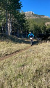 "Team Bikes Moncayo participando en la VI BTT Sendas de Isasa 2025, atravesando sendas técnicas y desafiantes del recorrido, con paisajes espectaculares en La Rioja."