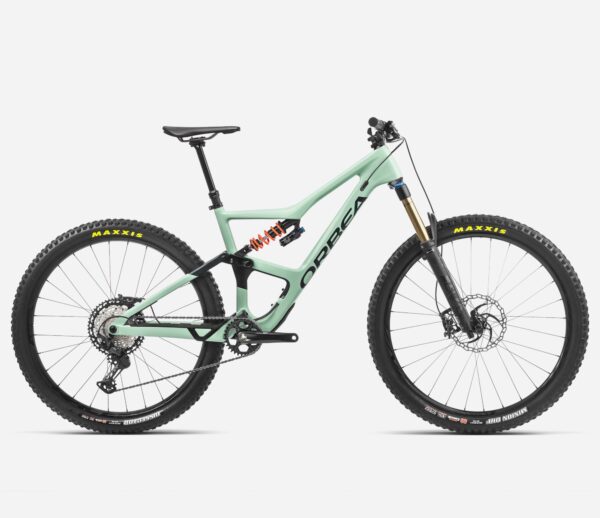 Bicicleta Orbea Occam M10 LT con cuadro de carbono Orbea OMR, suspensión Fox 36 Float y amortiguador Fox Float X2 de 160mm, transmisión Shimano XT de 12 velocidades, frenos Shimano XT M8100, diseñada para trail y enduro.