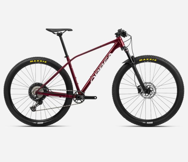 Bicicleta Orbea Alma H30 con cuadro de aluminio Orbea Alma Hydro, horquilla SR Suntour Raidon 100mm, transmisión Shimano Deore M6100 y ruedas Mach1 Klixx, ideal para rutas de montaña.
