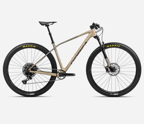La Orbea Alma Carbon OMR es una bicicleta de montaña ideal para quienes buscan ligereza y rendimiento en cada ruta. Con un cuadro de carbono de alta calidad y una horquilla RockShox Judy de 100mm, esta MTB está diseñada para ofrecerte una conducción eficiente en terrenos accidentados. Su transmisión SRAM NX Eagle de 12 velocidades y el piñón SRAM PG-1230 te permiten conquistar subidas y descensos sin esfuerzo, mientras que sus ruedas tubeless con cubiertas Maxxis Ikon aseguran una tracción excelente. Con una tija dropper OC y un sillín Selle Italia, disfrutarás de comodidad y ajuste en cada aventura. ¡Lleva tu rendimiento a otro nivel con la Orbea Alma Carbon OMR!