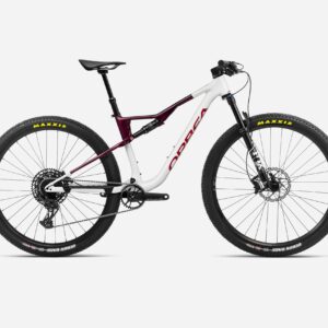 Bicicleta de montaña Orbea Oiz Hydro High Polished con cuadro de aleación, amortiguador Fox i-line DPS Performance 120mm, y horquilla Fox 32 Float Rhythm 120mm. Transmisión SRAM NX Eagle de 12 velocidades y piñón SRAM PG-1230. Frenos Shimano M6100 hidráulicos y ruedas tubeless con cubiertas Maxxis Rekon Race 2.35". Tija dropper OC Mountain Control MC21 y sillín Selle Italia Model X. Ideal para rutas técnicas y todo tipo de terreno.